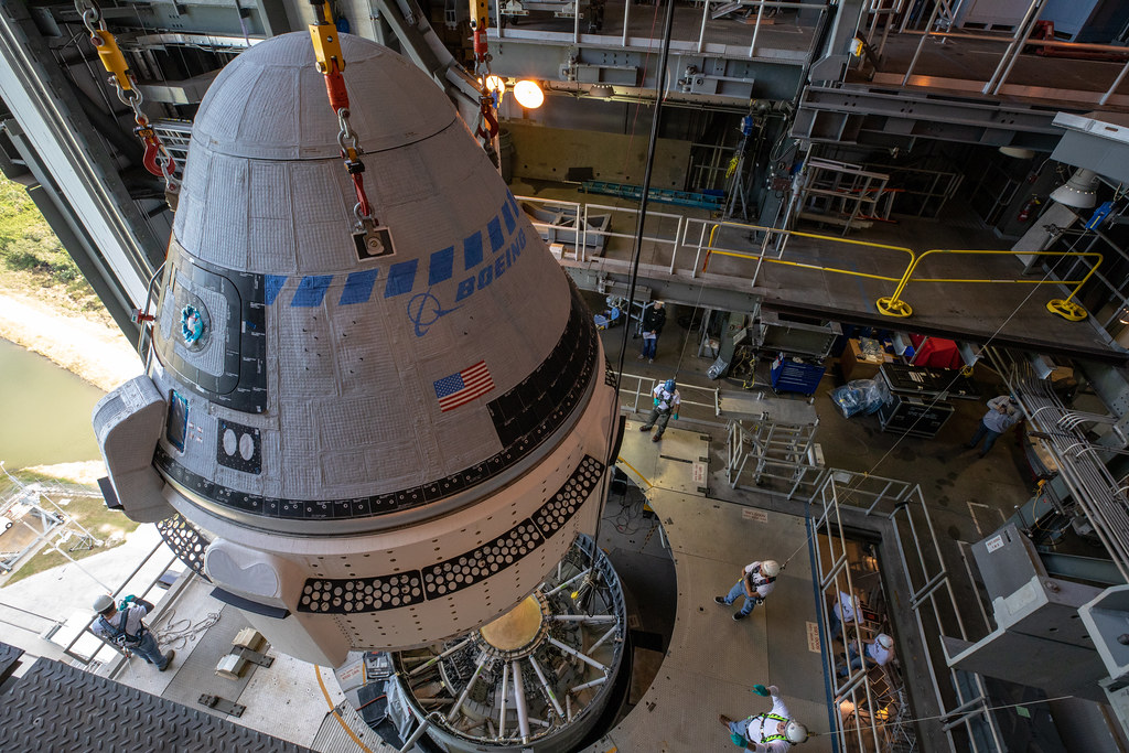 boeing starliner vs spacex dragon